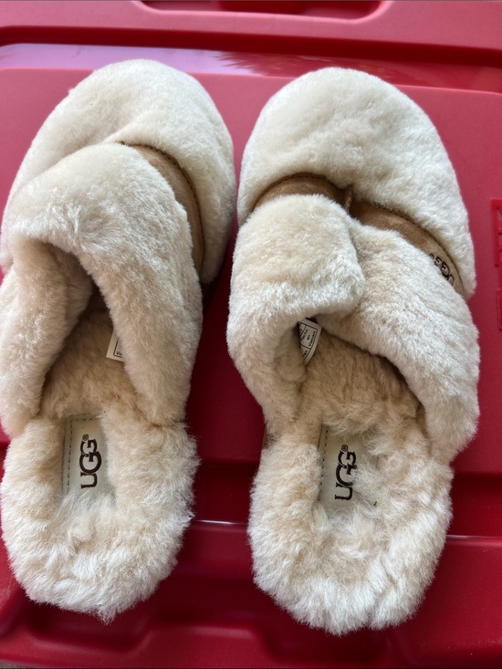 UGG Shoes - Women’s UGG 8 slippers cream tan